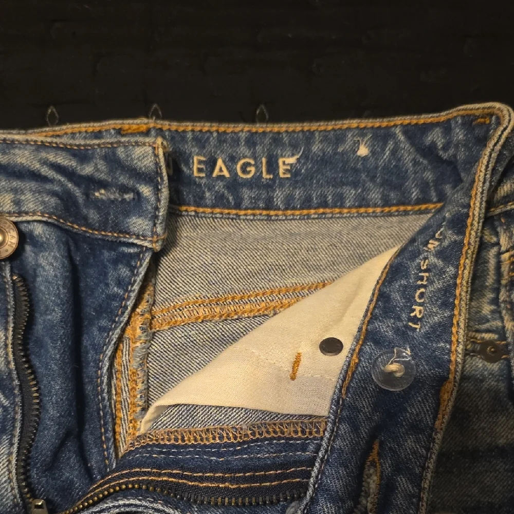 American Eagle Super Hi-Rise Dual Button Ripped Blue Jean Mom Shorts 00 - Picture 9 of 9